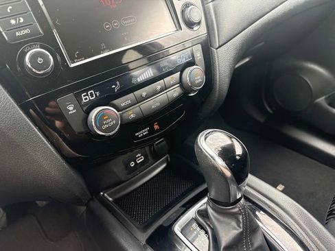 Used 2018 Nissan Rogue SV AWD/4WD image 27