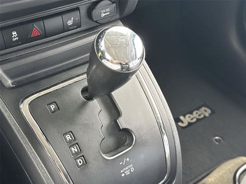 Used 2016 Jeep Patriot Latitude AWD/4WD image 19