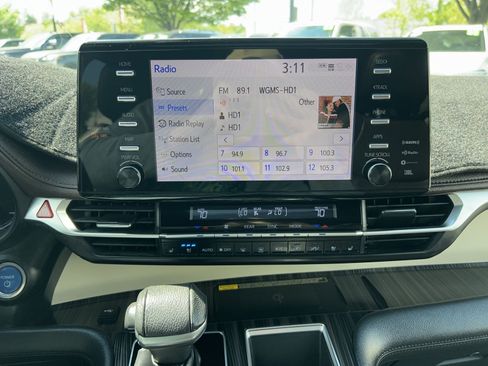 Used 2021 Toyota Sienna Platinum AWD/4WD image 18