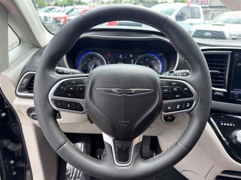 Used 2024 Chrysler Pacifica Touring-L FWD image 13