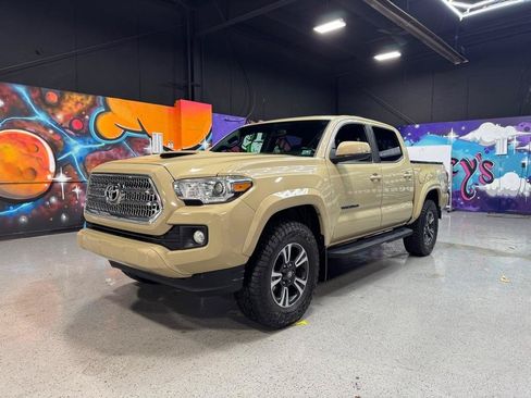 Used 2017 Toyota Tacoma TRD Sport AWD/4WD image 1