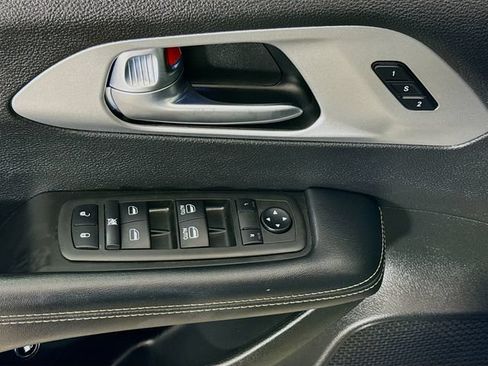 Used 2022 Chrysler Pacifica Touring-L w/ S Appearance Package FWD image 17