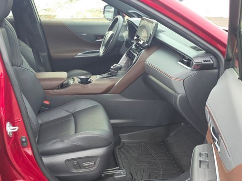 Used 2021 Toyota Venza Limited image 18