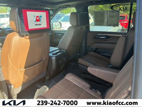 Used 2025 Chevrolet Suburban High Country image 5