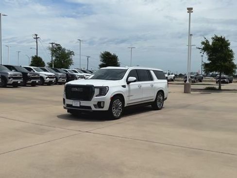 Used 2023 GMC Yukon XL Denali Ultimate AWD/4WD image 5