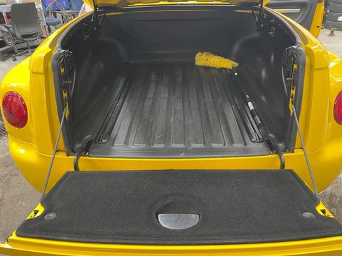 Used 2004 Chevrolet SSR w/ Preferred Equipment Group image 28