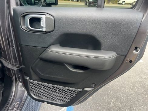 Used 2018 Jeep Wrangler Unlimited Sahara image 25