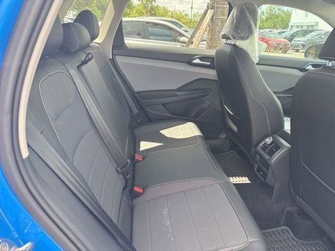 Used 2023 Volkswagen Taos SE image 11