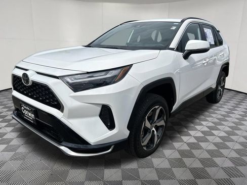 Used 2025 Toyota RAV4 SE AWD/4WD image 3