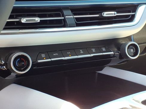 Used 2025 Chevrolet Equinox EV LT FWD image 19