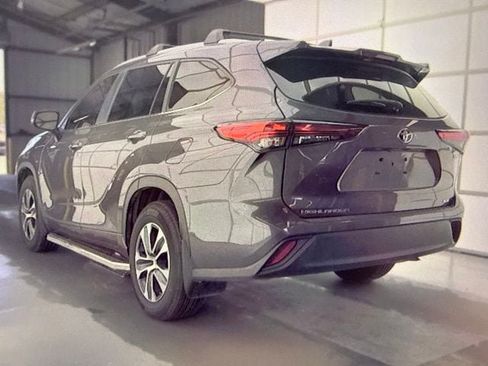 Used 2023 Toyota Highlander XLE FWD image 4