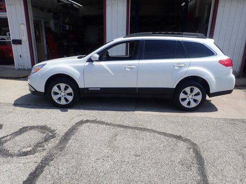 Used 2011 Subaru Outback 2.5i Premium w/ All-Weather Pkg AWD/4WD image 17