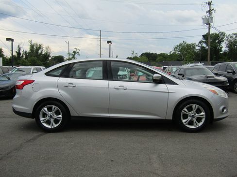 Used 2013 Ford Focus SE w/ SE Winter Pkg FWD image 8