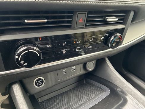 Used 2023 Nissan Rogue S image 31