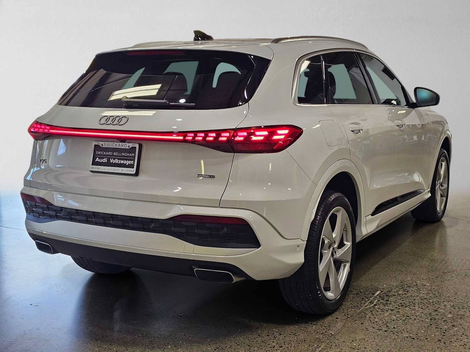 Used 2025 Audi Q5 Premium w/ Convenience Package AWD/4WD image 3