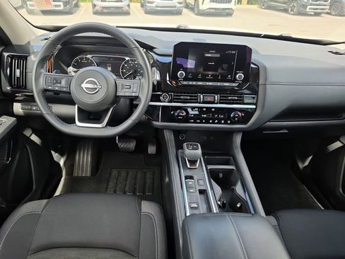 Used 2024 Nissan Pathfinder SV FWD image 8