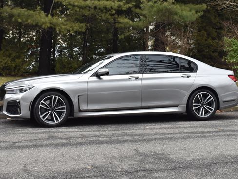 Used 2021 BMW 750i xDrive w/ Executive Package image 3