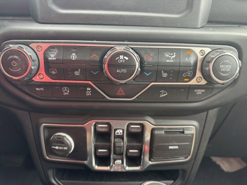 Used 2020 Jeep Wrangler Unlimited Sahara w/ Dual Top Group AWD/4WD image 16