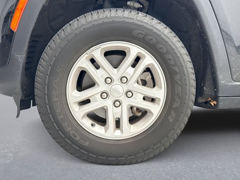 Used 2022 Jeep Grand Cherokee Laredo w/ Luxury Tech Group I image 25