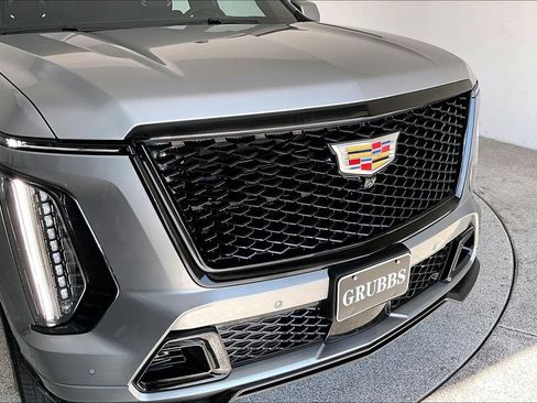 Used 2025 Cadillac Escalade ESV V AWD/4WD image 38