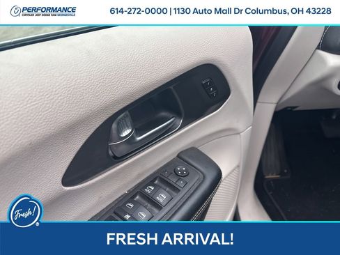 Used 2022 Chrysler Pacifica Touring-L image 17