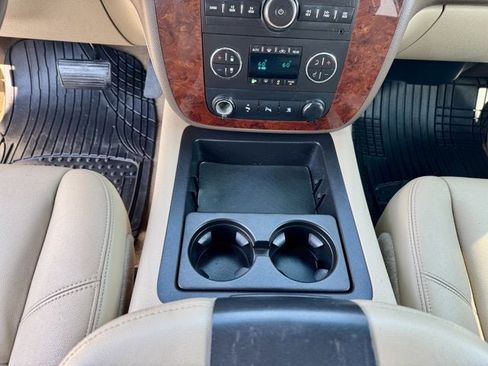 Used 2009 Chevrolet Suburban LT image 18