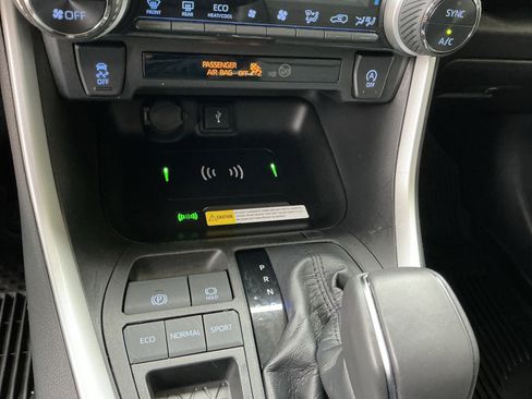 Used 2022 Toyota RAV4 XLE Premium image 32