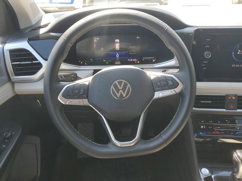 Used 2025 Volkswagen Taos SE FWD image 11