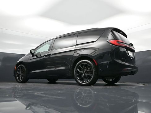 Used 2022 Chrysler Pacifica Limited w/ Uconnect Theater Family Group image 41