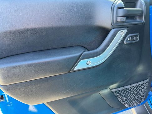 Used 2016 Jeep Wrangler Unlimited Rubicon w/ Connectivity Group image 18