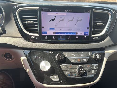 Used 2023 Chrysler Pacifica Touring-L image 13