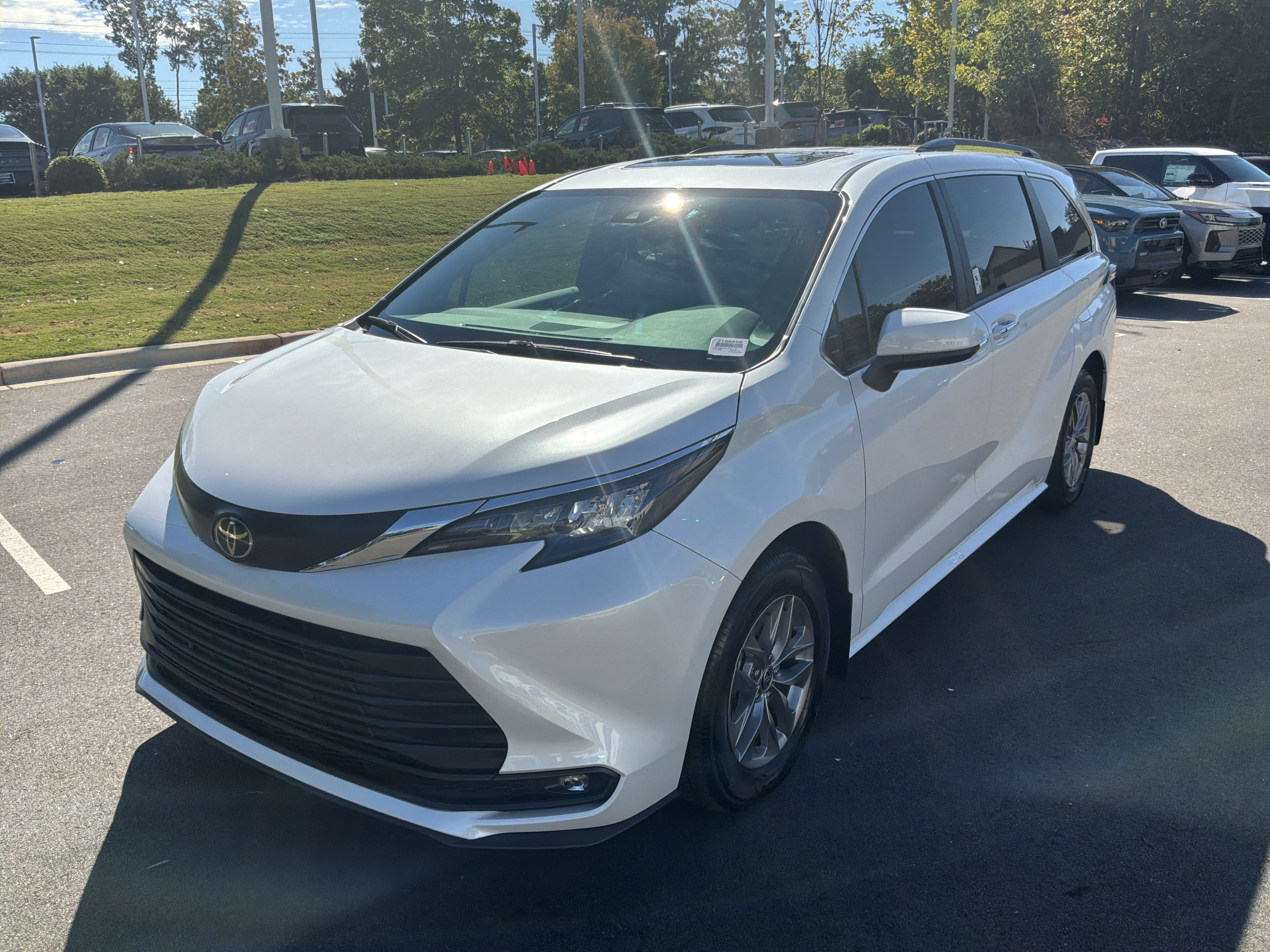 Used 2026 Toyota Sienna XLE FWD image 5