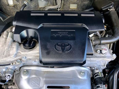 Used 2018 Toyota RAV4 LE FWD image 32
