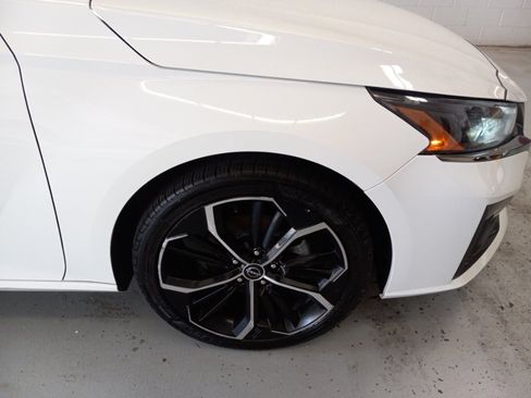 Used 2024 Nissan Altima 2.5 SR FWD image 3
