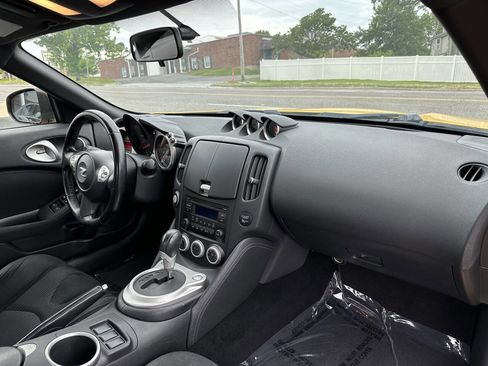 Used 2017 Nissan 370Z Touring image 10