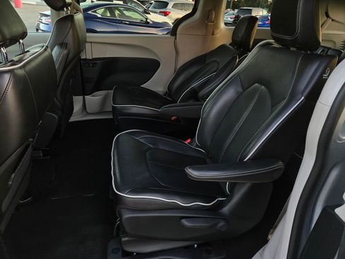 Used 2023 Chrysler Pacifica Limited image 12