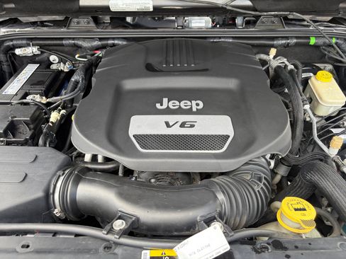 Used 2016 Jeep Wrangler Unlimited Sahara AWD/4WD image 28