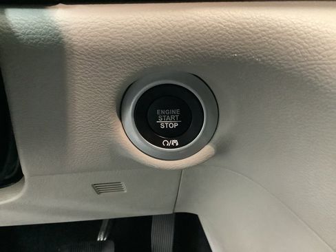 Used 2024 Chrysler Pacifica Touring-L image 18