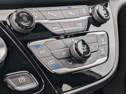 New 2027 Chrysler Pacifica Select FWD image 22