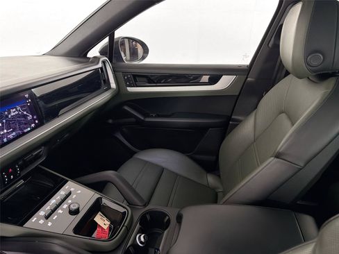 Certified 2024 Porsche Cayenne Coupe AWD/4WD image 30