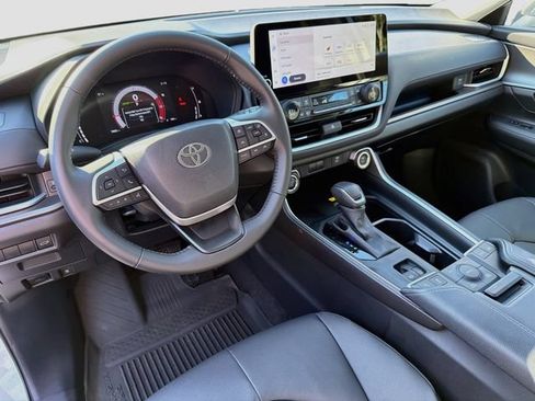 Used 2025 Toyota Grand Highlander AWD image 9