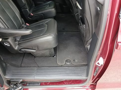 Used 2020 Chrysler Pacifica Touring-L Plus FWD image 37