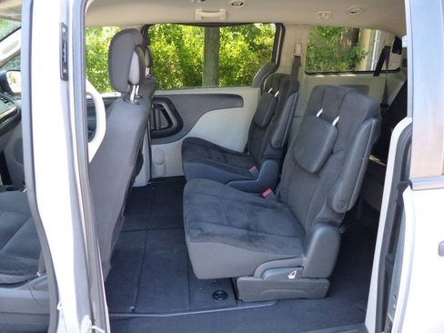 Used 2019 Dodge Grand Caravan SE FWD image 32