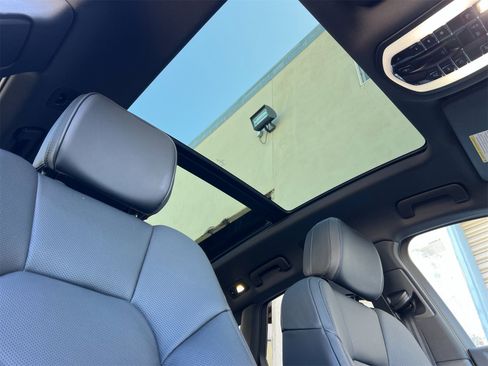 Used 2025 Porsche Macan image 19