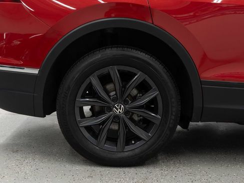 Used 2024 Volkswagen Tiguan SE w/ Panoramic Sunroof Package image 35