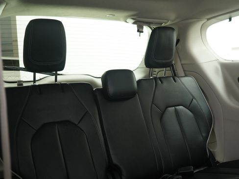 Used 2023 Chrysler Pacifica Limited image 18