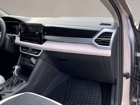 Certified 2025 Volkswagen Taos SE image 17