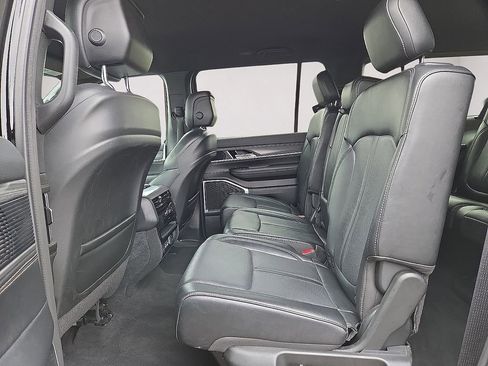 Used 2024 Jeep Wagoneer L Series II RWD image 15