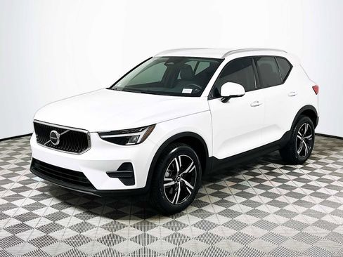 Used 2023 Volvo XC40 B4 Core w/ Convenience Package image 3