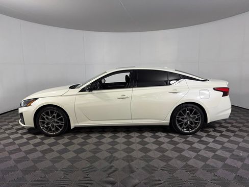 Used 2023 Nissan Altima 2.0 SR FWD image 11